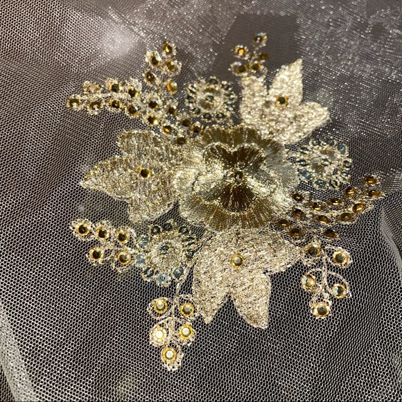 Gold embroidered net cape - Picture 3 of 3